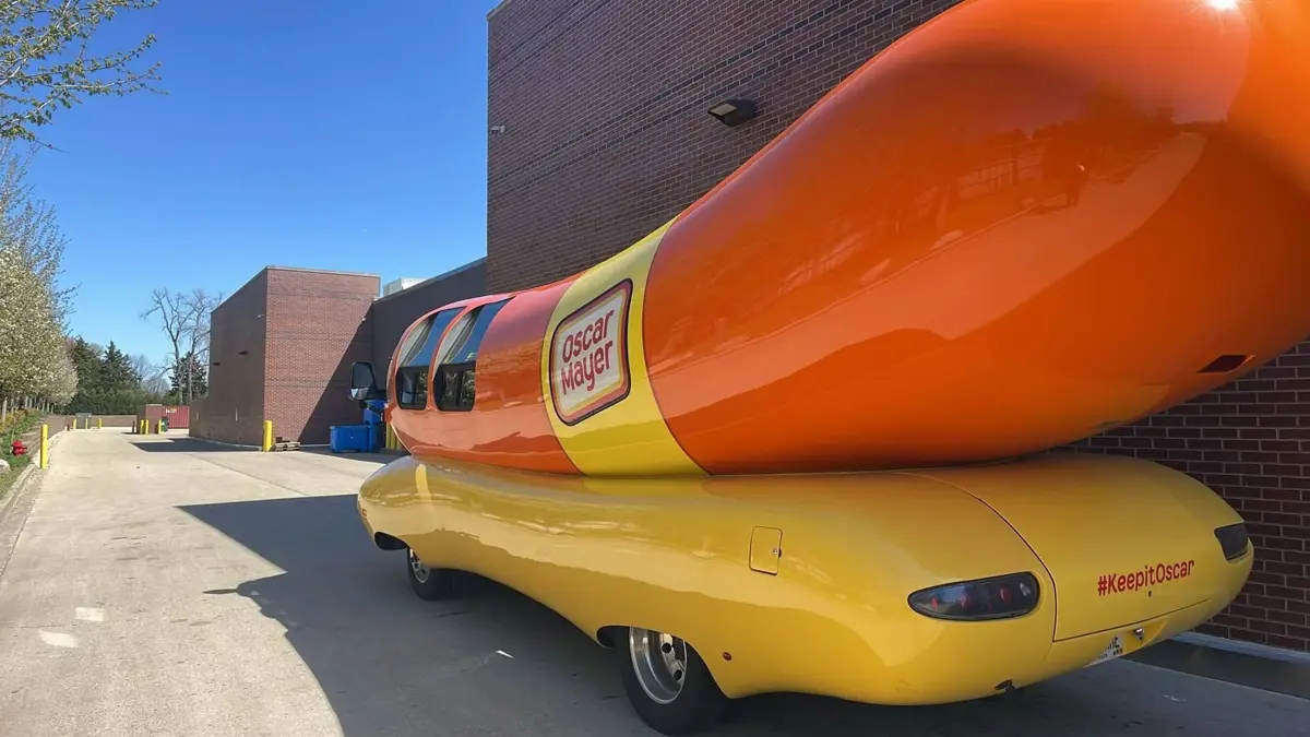 2017 Oscar Mayer Wienermobile — photo 1