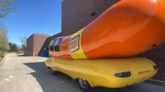 2017 Oscar Mayer Wienermobile — thumbnail 1