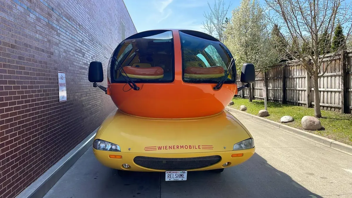 2017 Oscar Mayer Wienermobile — photo 1