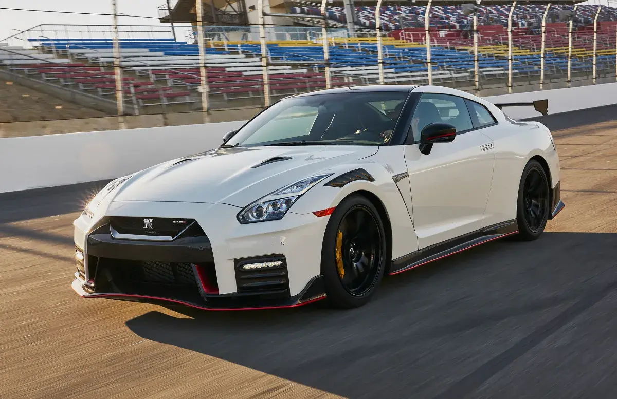 Nissan GT-R — photo 1