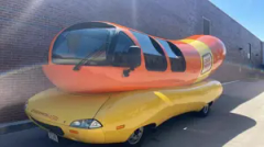 2017 Oscar Mayer Wienermobile — thumbnail 2