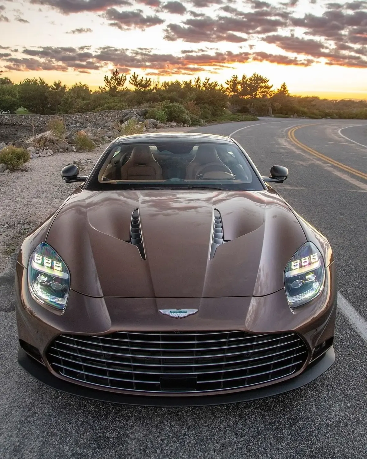 2025 Aston Martin Vanquish — A Supercar Reborn — photo 1